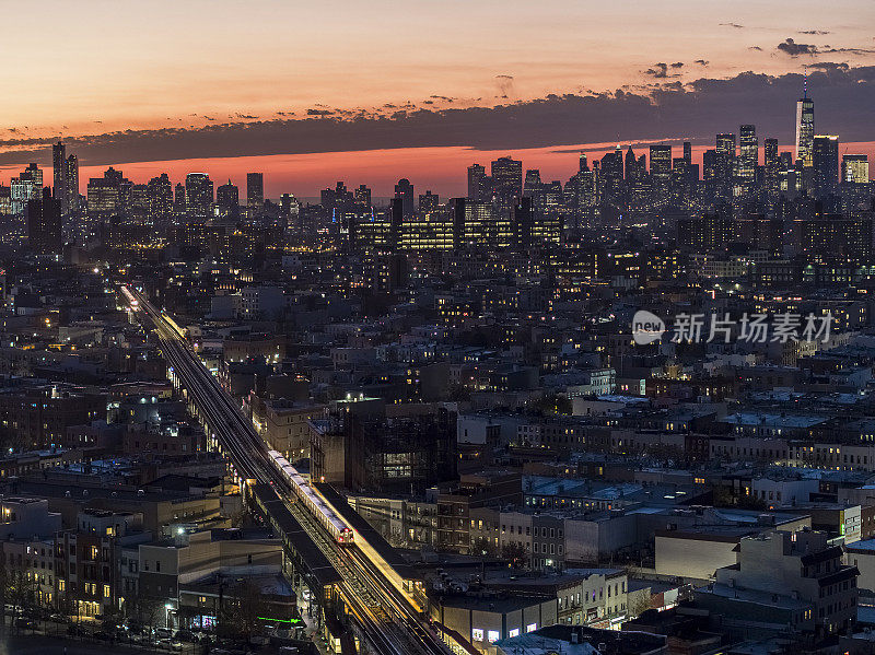 图为，在纽约布鲁克林区布什威克的默特尔大道(Myrtle Avenue)和高架地铁的“布鲁克林市中心”方向行驶的列车。